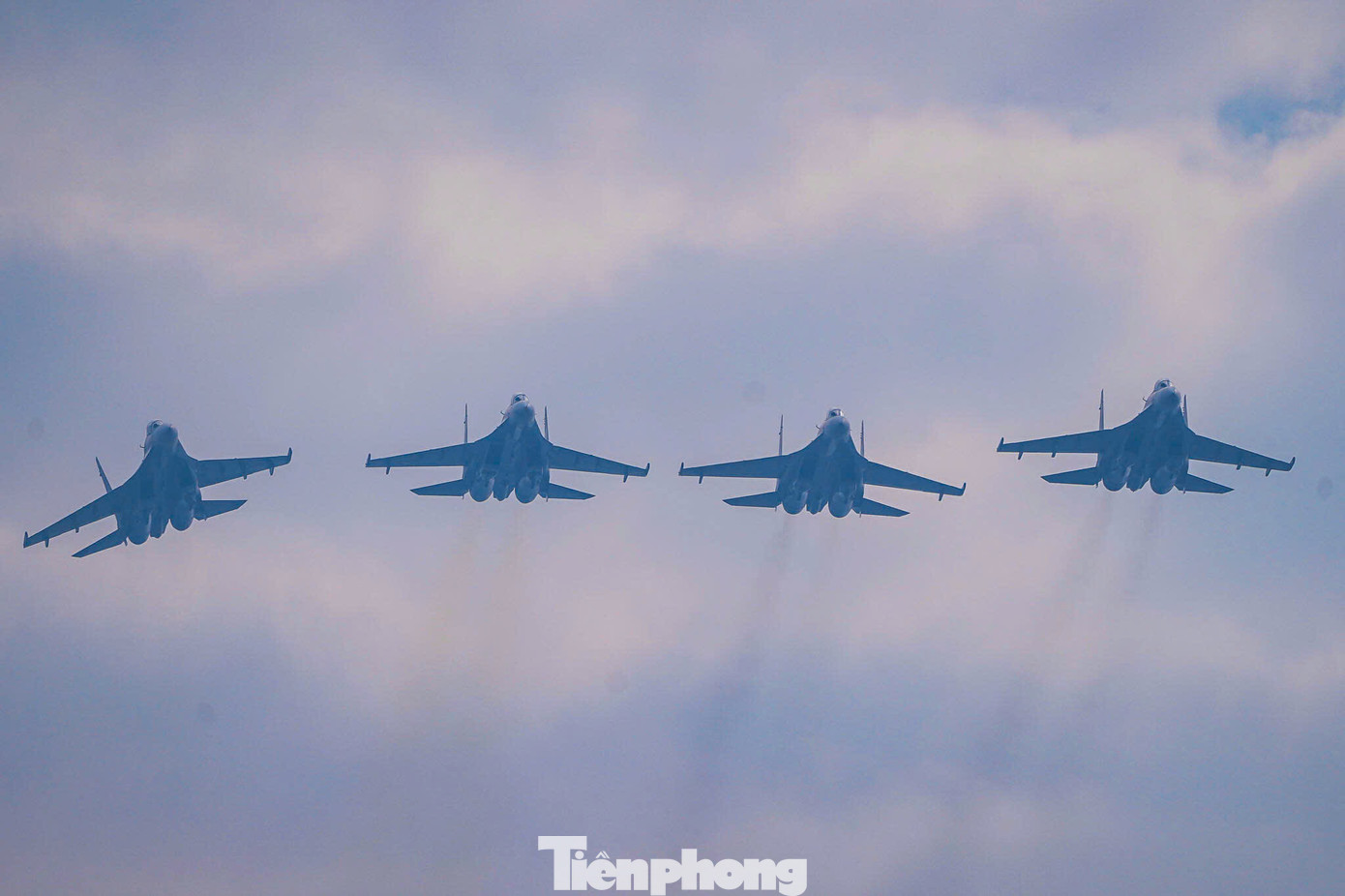 Hệ thống điều khiển hiện đại giúp các máy bay Su-30MK2 bay với đội hình phức tạp. Trong đó có những pha &quot;bẻ cua&quot; thể hiện kỹ năng điêu luyện và sự phối hợp nhuần nhuyễn của các phi công tiêm kích.