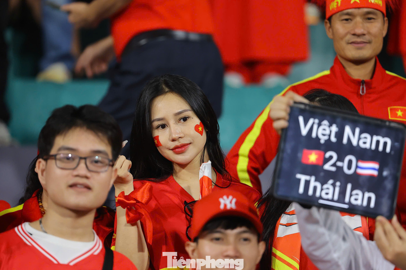 Hàng vạn cổ động viên cùng cờ hoa đã đổ về sân vận động Việt Trì (Phú Thọ) &apos;tiếp lửa&apos; cho Việt Nam đấu Thái Lan.