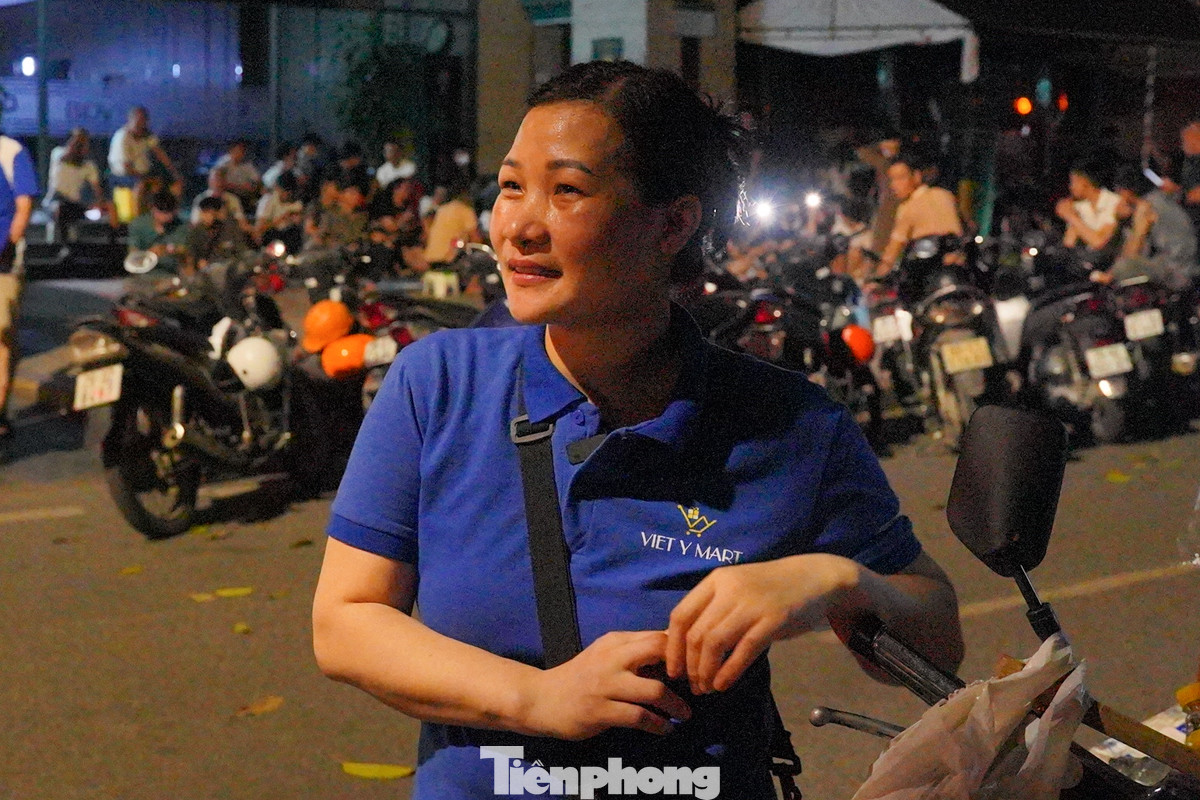 Chị Phùng Thị Nhung (ở Hoàng Mai, Hà Nội) bán hàng đối diện chi nhánh ngân hàng BIDV Bà Triệu. "Tôi thấy người dân xếp hàng từ rất sớm, 10h tối đã đông nghẹt, ai đến đây cũng mang theo chiếu, đồ ăn để sẵn sàng ngủ lại".
