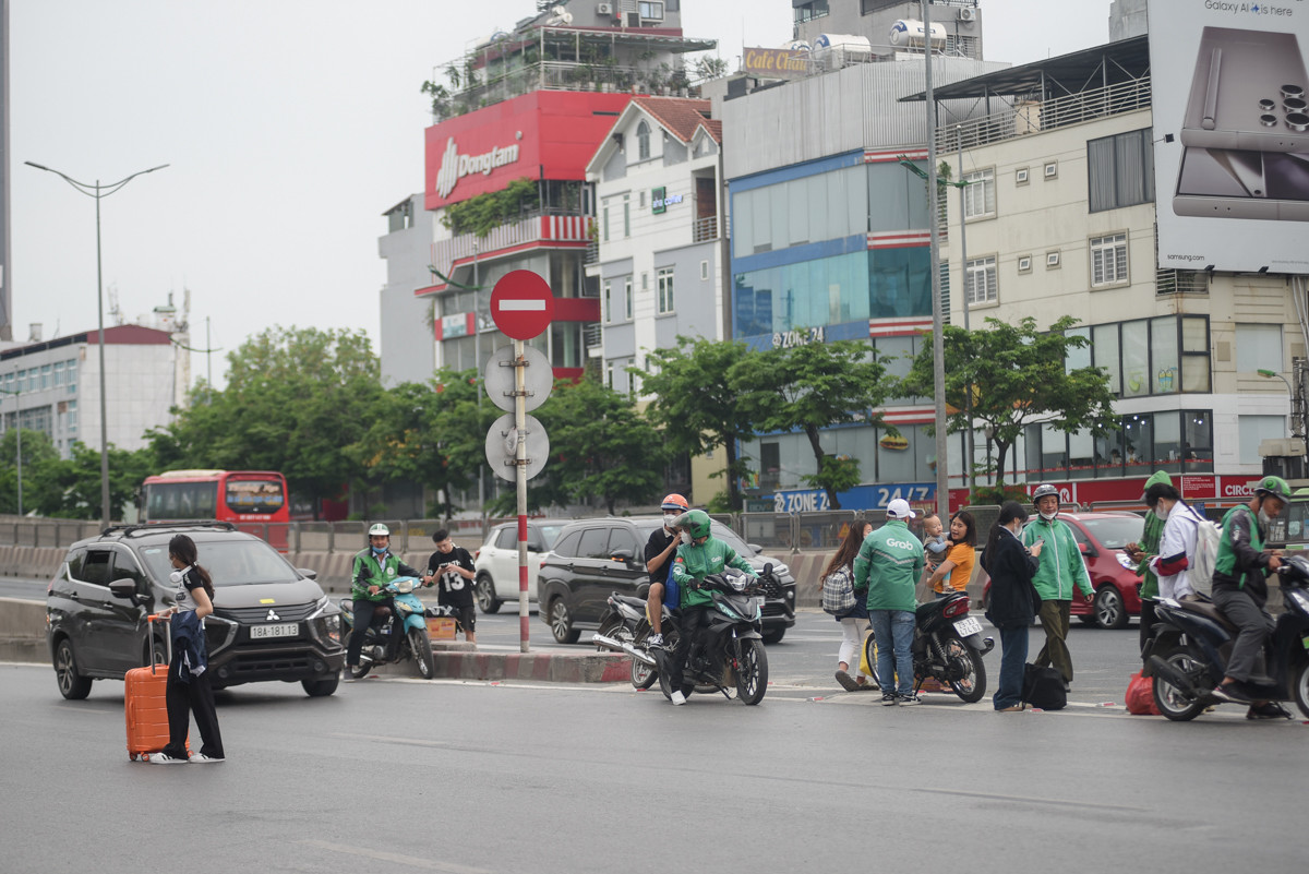 Điểm lên, xuống cầu vượt Mai Dịch từ lâu đã trở thành "bến cóc" của các nhà xe và đội ngũ xe ôm, taxi. Điểm lên, xuống cầu vượt Mai Dịch từ lâu đã trở thành "bến cóc" của các nhà xe và đội ngũ xe ôm, taxi.