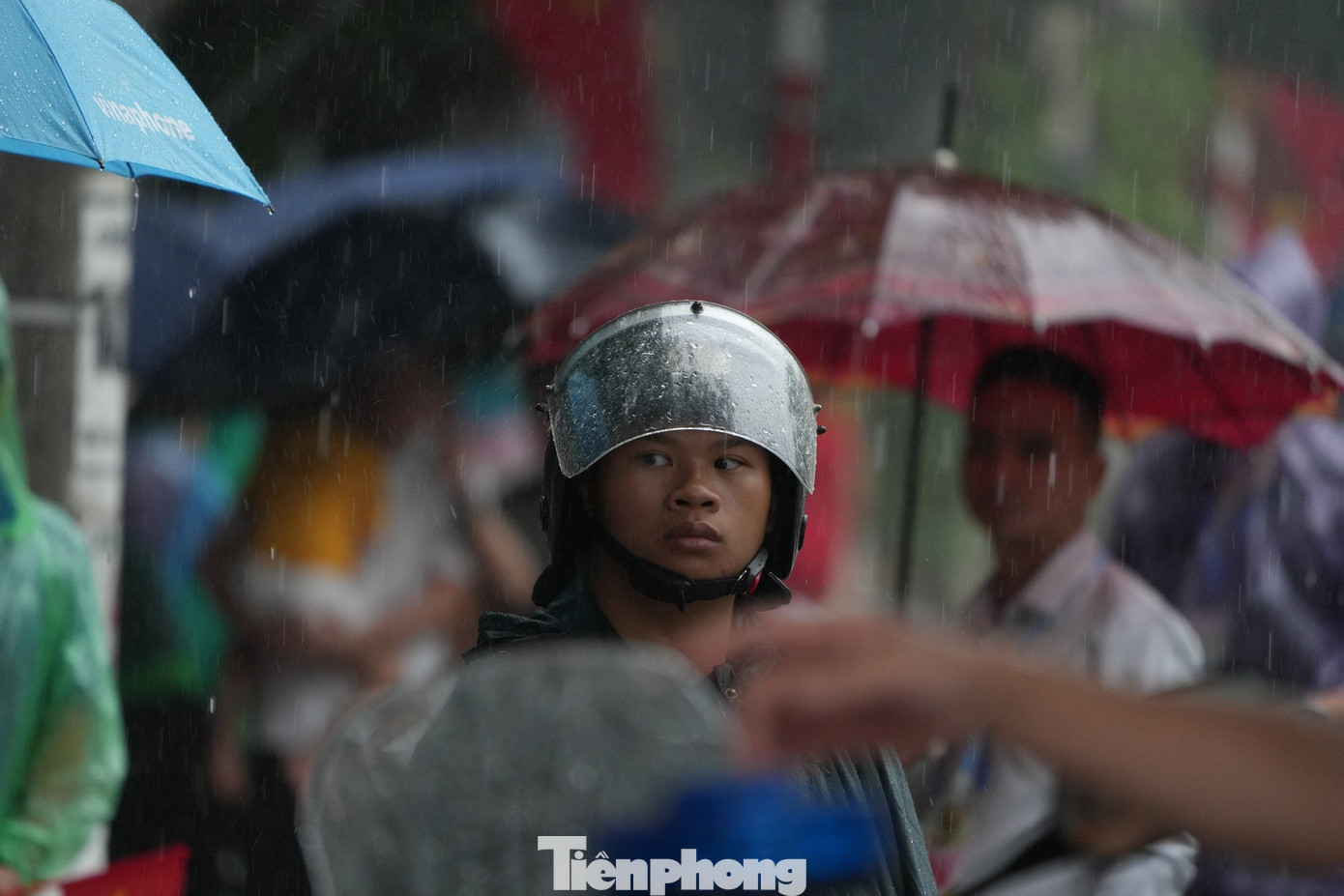 Lực lượng chức năng túc trực, sẵn sàng hỗ trợ người dân khi cần thiết.