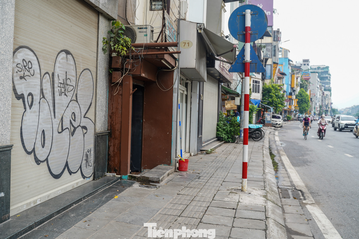 Cách đó không xa, tại đường Nghi Tàm (phường Quảng An, quận Tây Hồ) tình trạng vẽ bậy cũng khiến đường phố trở nên nhếch nhác.
