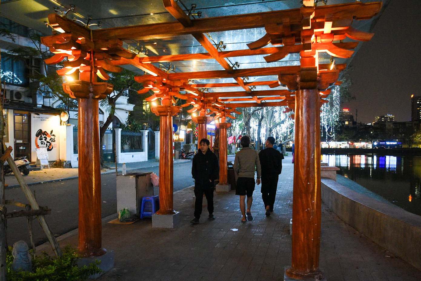 Chỉ có lác đác người dân sống quanh đây tới đi dạo, tập thể dục. Chỉ có lác đác người dân sống quanh đây tới đi dạo, tập thể dục.