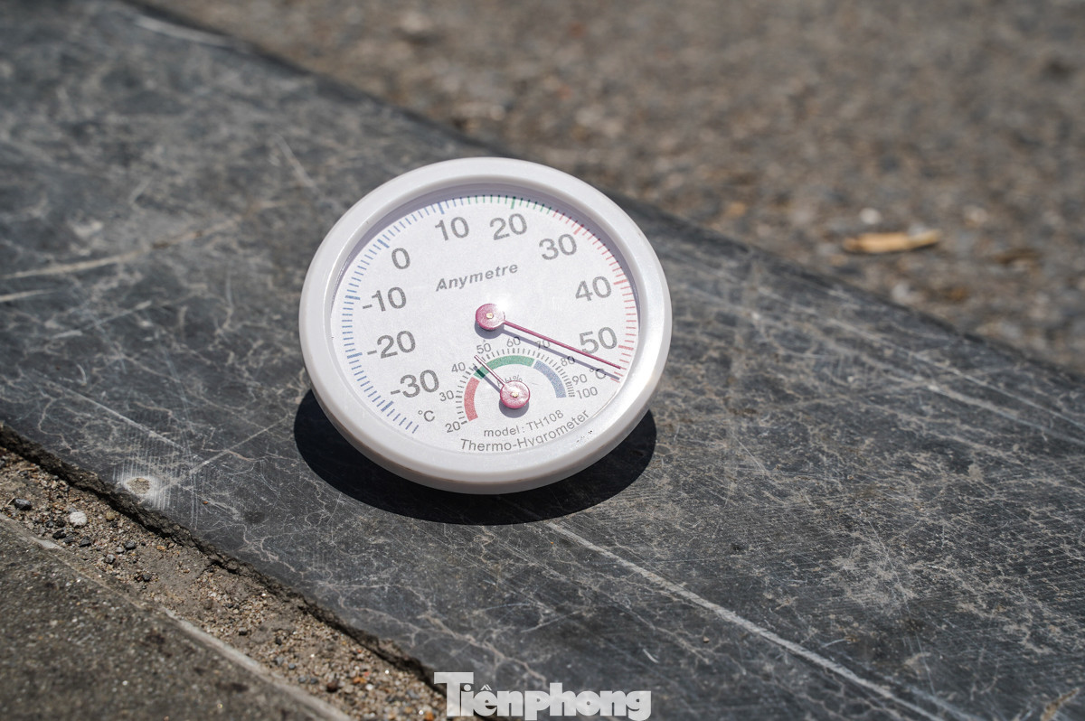 Lúc 13h30, nhiệt độ ngoài trời tại Thủ đô cao nhất lên ngưỡng 37 độ C, nhưng nhiệt độ đo thực tế trên mặt đường vượt mức 50 độ C.