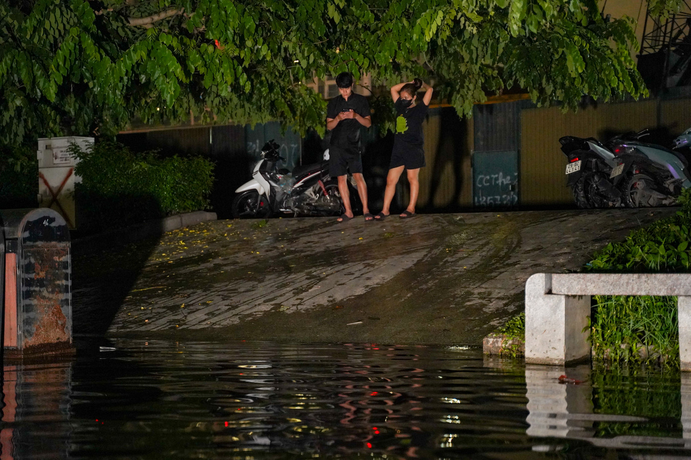 Một số người không dám vào công viên vì nước ngập sâu và sợ trơn trượt.