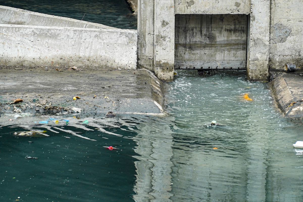 Theo ước tính của Sở Tài nguyên và Môi trường Hà Nội, mỗi ngày, sông Tô Lịch phải nhận lên đến 150.000 m³ nước thải công nghiệp và nước thải sinh hoạt qua hàng trăm ống xả thải trực tiếp.