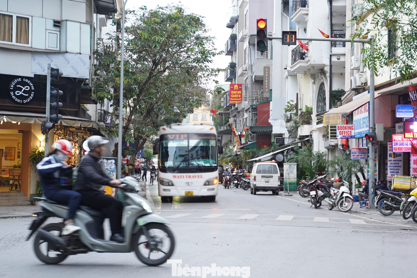 Từ ngày 1/3, Hà Nội thí điểm cấm ô tô trên 16 chỗ lưu thông trên các tuyến phố thuộc khu vực phố cổ và quanh Hồ Gươm vào hai khung giờ: 6h30-8h30 và 16h30-18h30.