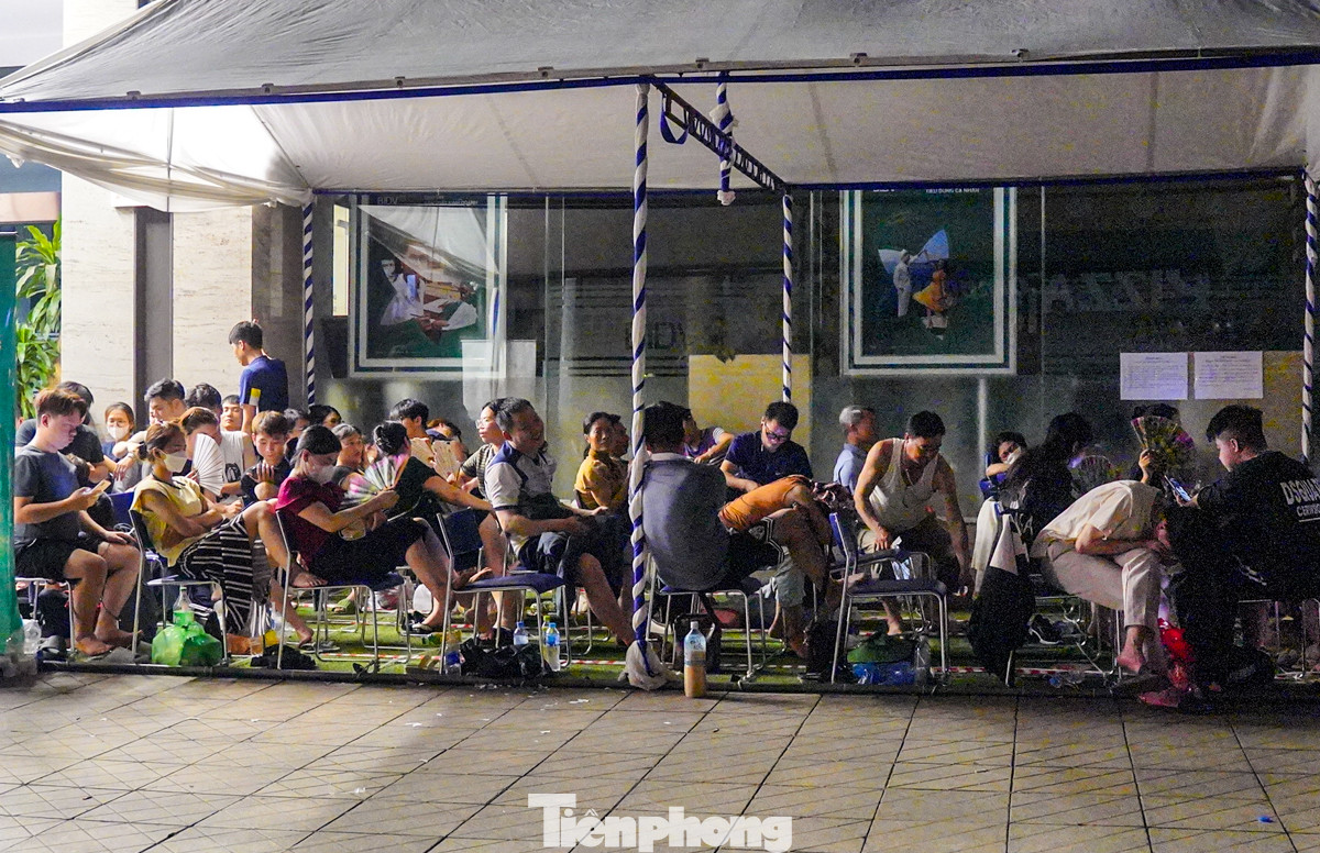 Mọi người mang theo chăn chiếu, ghế nhựa, nước ống và ngồi cố định đề phòng mất chỗ.