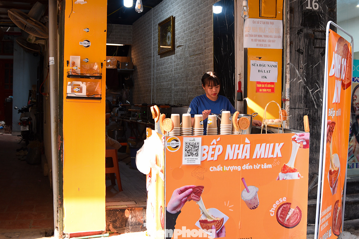 Quỳnh An (Chủ quán bánh đồng xu tại 16 Hội Vũ, Hà Nội) cho biết, quán của chị là một trong những quán bán bánh đồng xu đầu tiên ở Hà Nội, thời mới mở ngày lúc bán được gần 2000 chiếc bánh, doanh số hơn 60 triệu đồng một ngày, khách đến mua phải bốc số thứ tự sau 3 tiếng quay lại lấy bánh. "Khách hiện tại giảm hơn 80%, ngoài bánh đồng xu cửa hàng tôi còn phải bán thêm nhiều loại bánh với hình dáng khác", Quỳnh Anh chia sẻ.