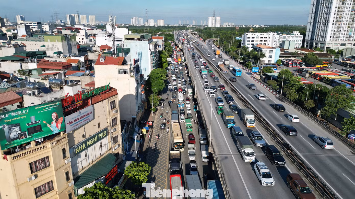 Tình trạng ùn ứ nhẹ xảy ra tại đường Đỗ Mười hướng về Bến xe Nước Ngầm.
