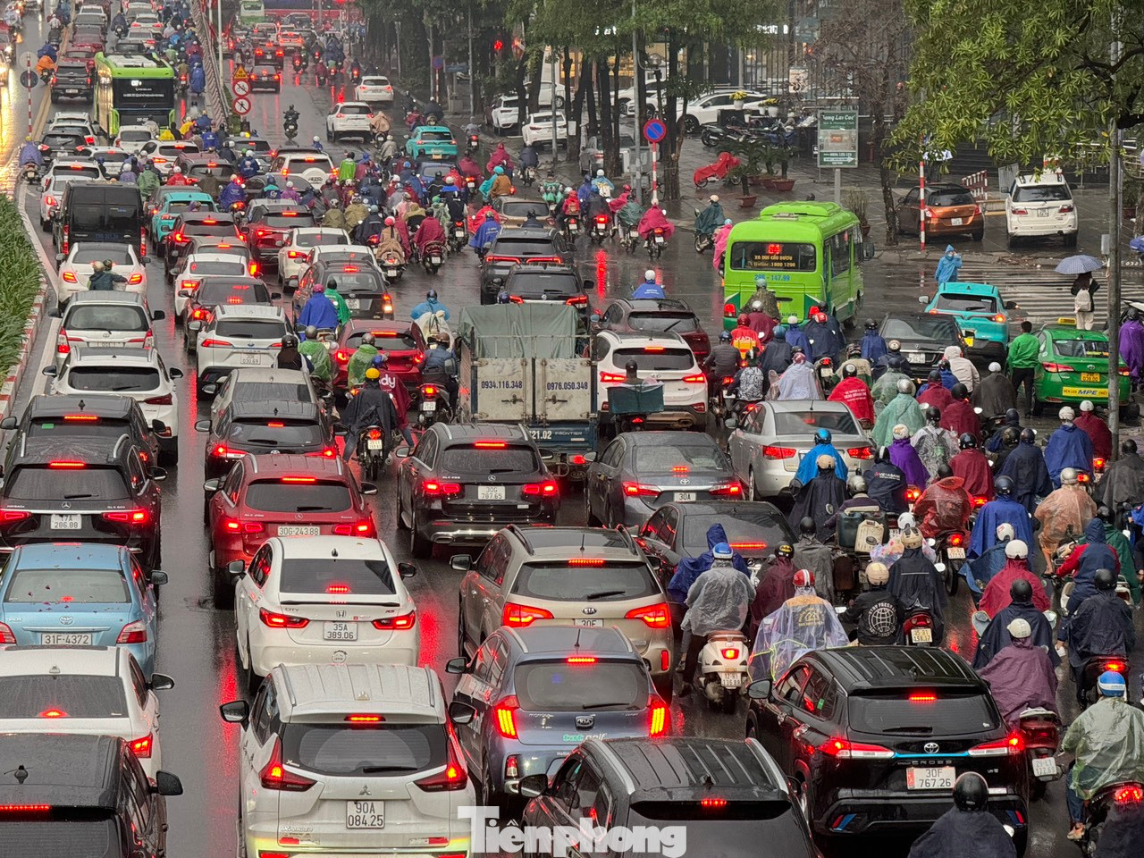 Nhiều con đường, tuyến phố 'tắc cứng', giao thông ùn ứ kéo dài.