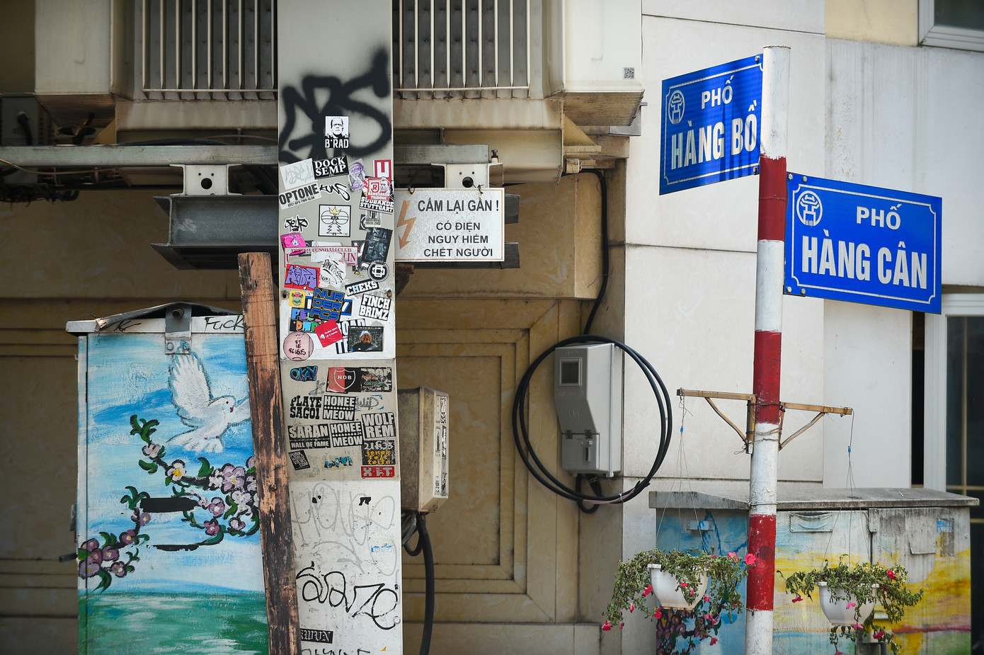 Những năm trở lại đây, các tủ điện, trụ điện đã được chính quyền và các đoàn thể ra quân sơn sửa, làm đẹp công phu, nhưng nay chúng đã trở thành “mồi ngon” cho vấn nạn dán tờ rơi, vẽ bậy. Ghi nhận trên ngã tư phố Hàng Bồ - Hàng Cân (quận Hoàn Kiếm), trạm điện ở đây nay đã chằng chịt các hình vẽ, hình dán gây phản cảm.