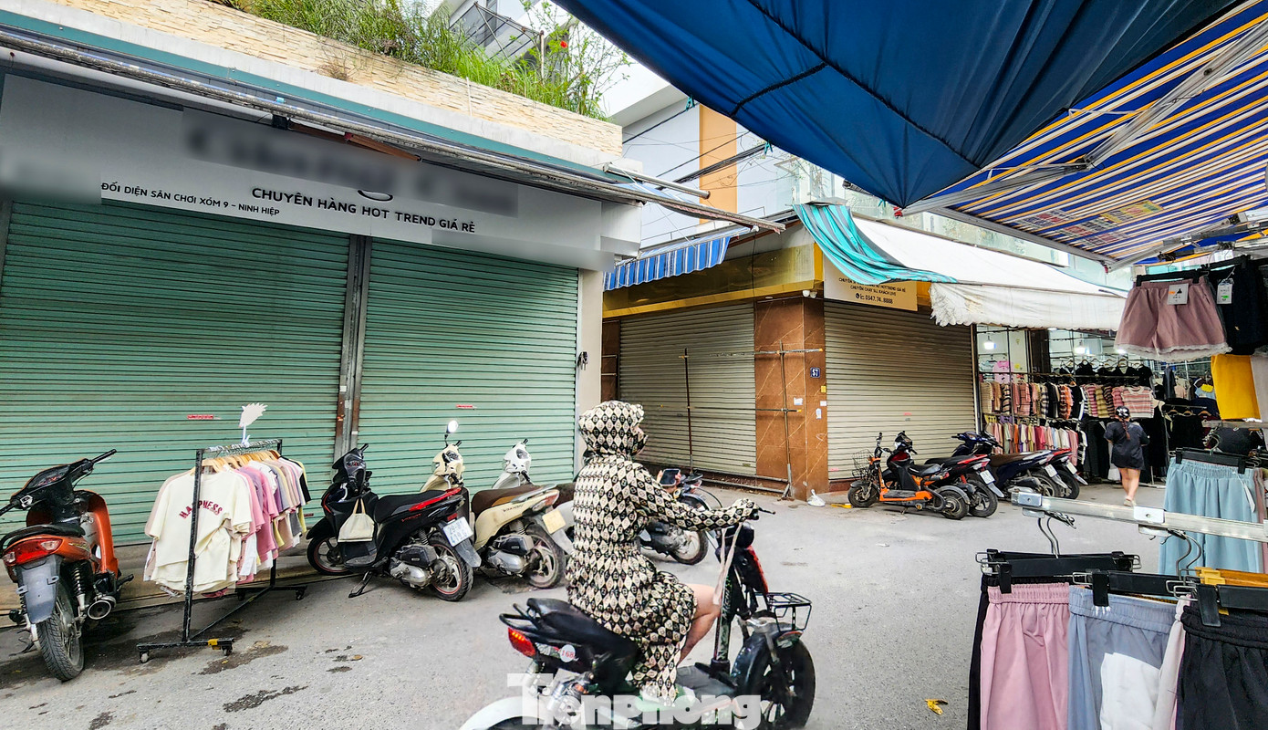 Lác đác có vài khách hàng đi ngang qua khu chợ. Lác đác có vài khách hàng đi ngang qua khu chợ.