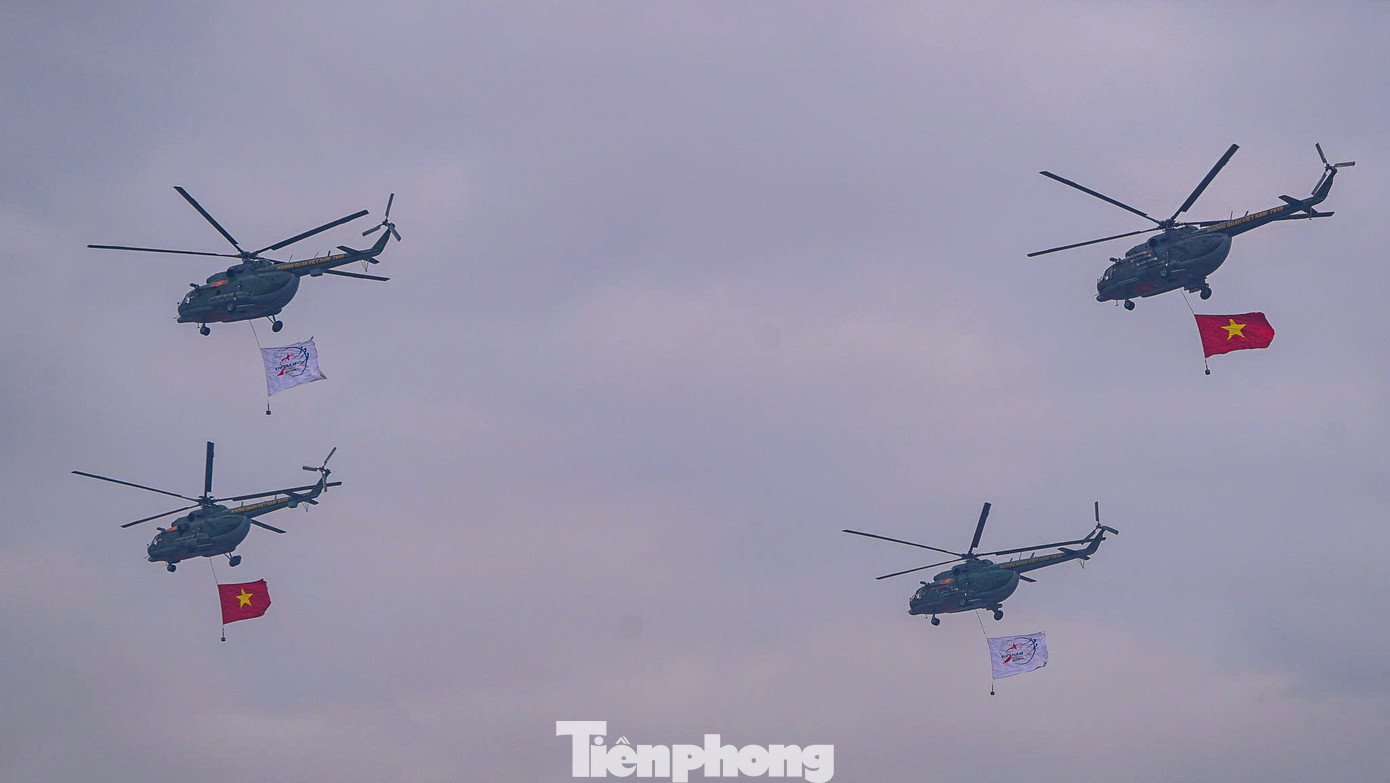 Trong buổi tổng duyệt, các biên đội trực thăng Mi bay ở độ cao thấp, bay theo đội hình 3-4-3, thể hiện kỹ năng điêu luyện và sự phối hợp nhuần nhuyễn giữa các phi công.