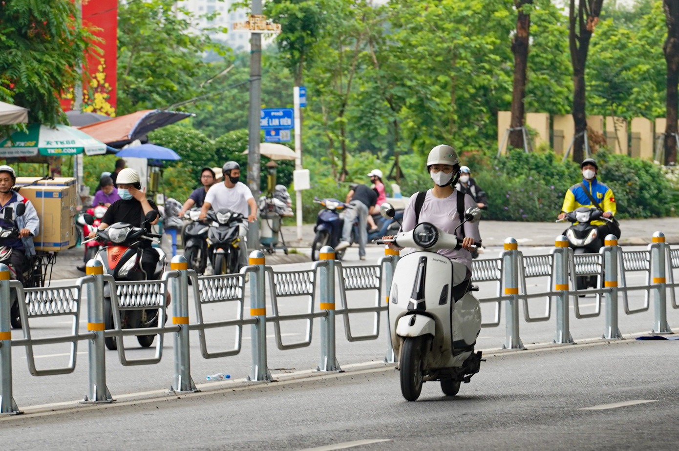 Trục đường Phạm Văn Đồng lắp dải phân cách cứng từ nút giao Hoàng Quốc Việt đến trước lối vào khu đô thị Ciputra.