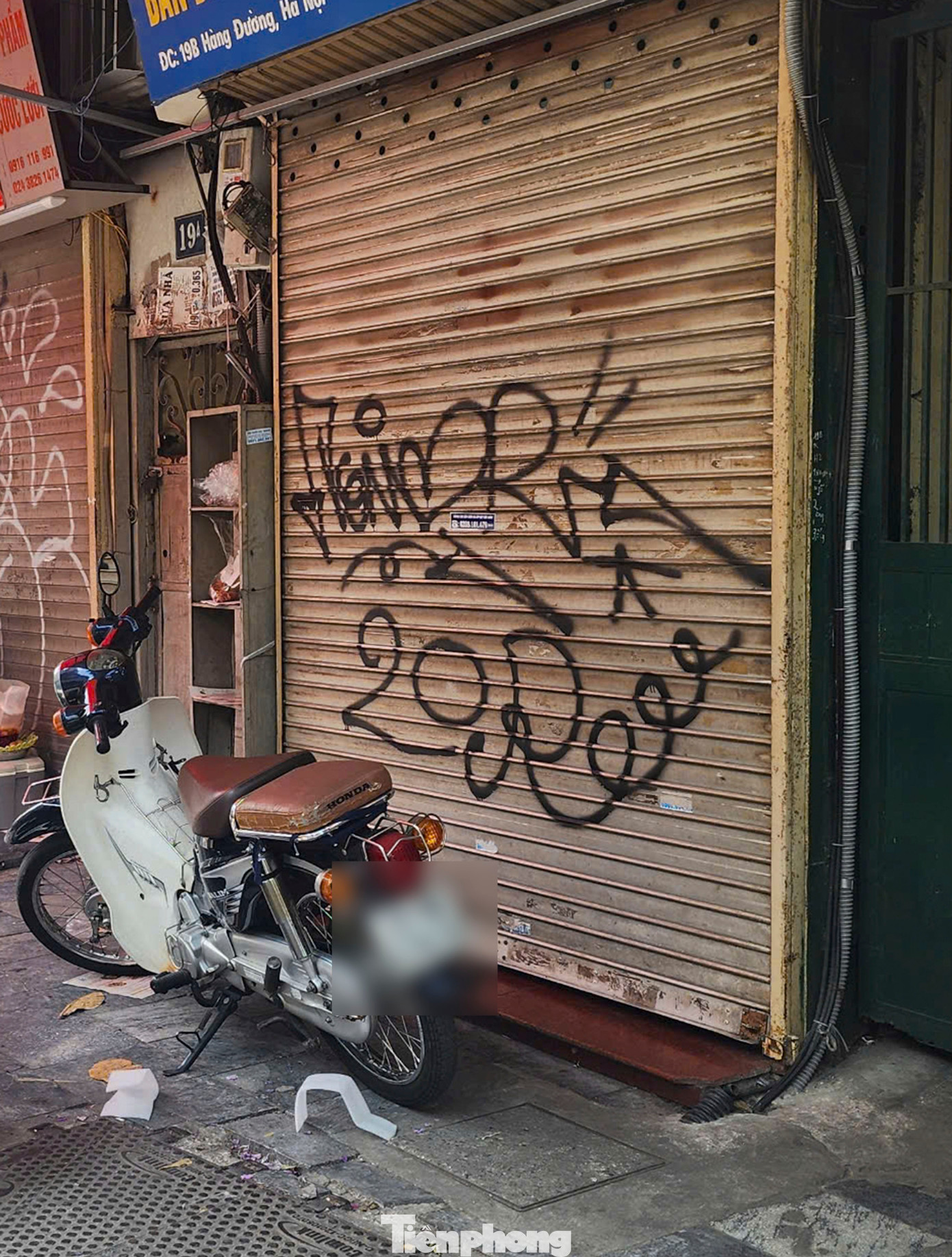 Một chủ cửa hàng trên phố Hàng Đường đang hé cửa bán hàng thì lập tức đóng lại khi phát hiện phóng viên quay chụp. Một chủ cửa hàng trên phố Hàng Đường đang hé cửa bán hàng thì lập tức đóng lại khi phát hiện phóng viên quay chụp.