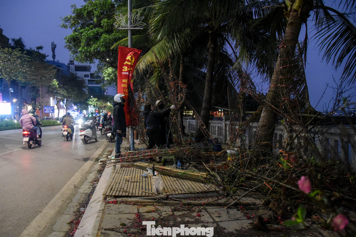 Nhiều tiểu thương đã bỏ đào lại trên vỉa hè.