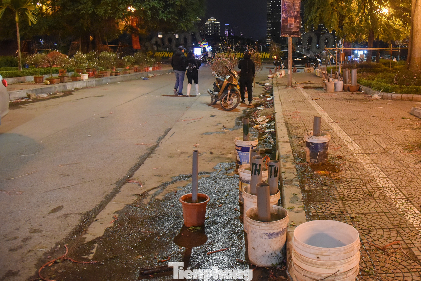 Đường phố Hà Nội ngày 29 Tết không còn cảnh buôn bán tấp nập.