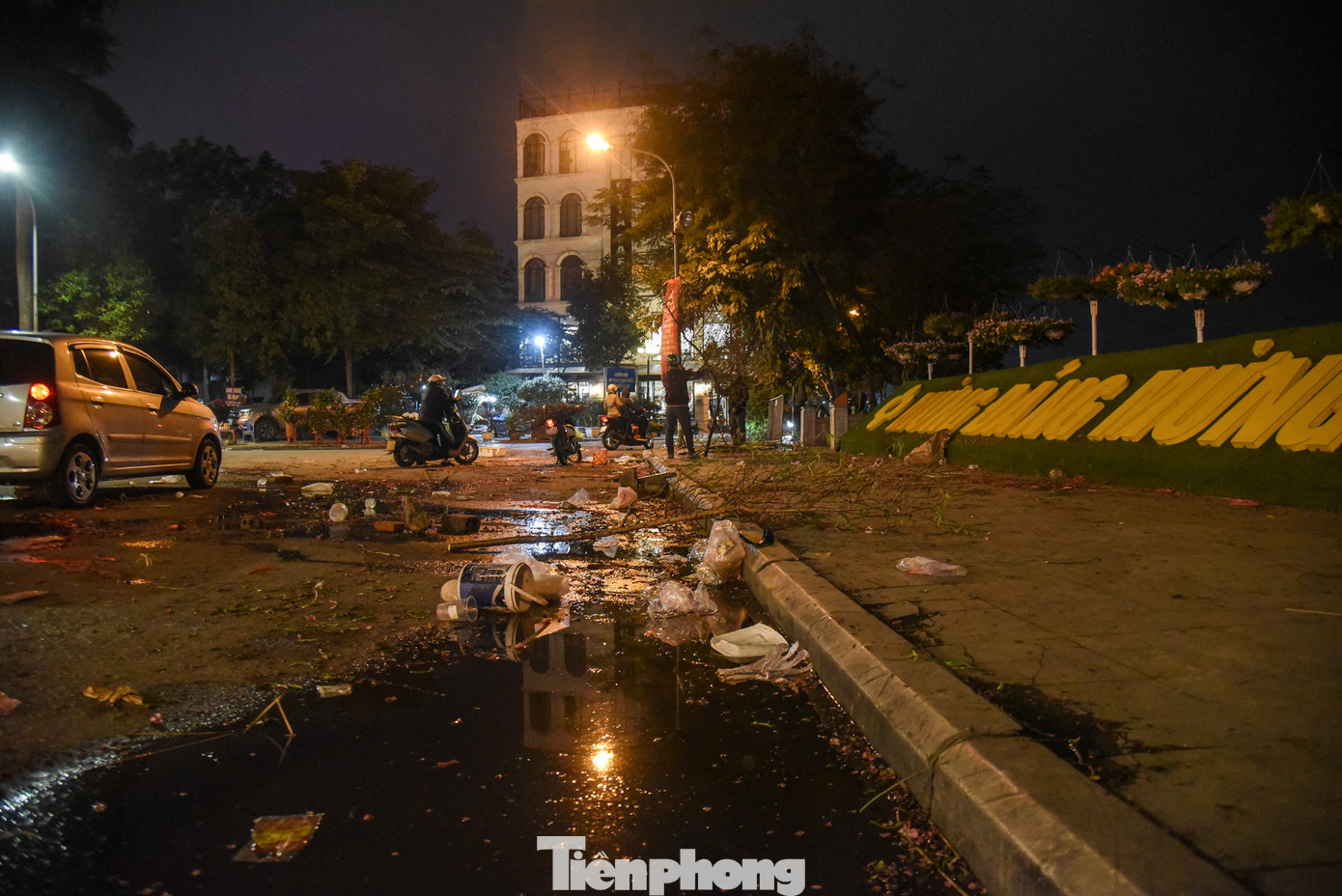 Đường phố Hà Nội ngày 29 Tết không còn cảnh buôn bán tấp nập.