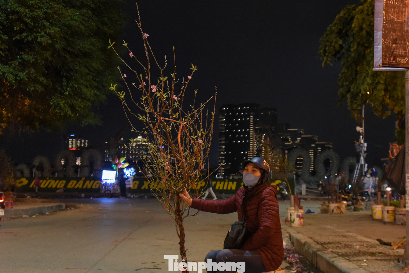 Nhiều tiểu thương ngao ngán chờ đợi những vị khách cuối cùng.