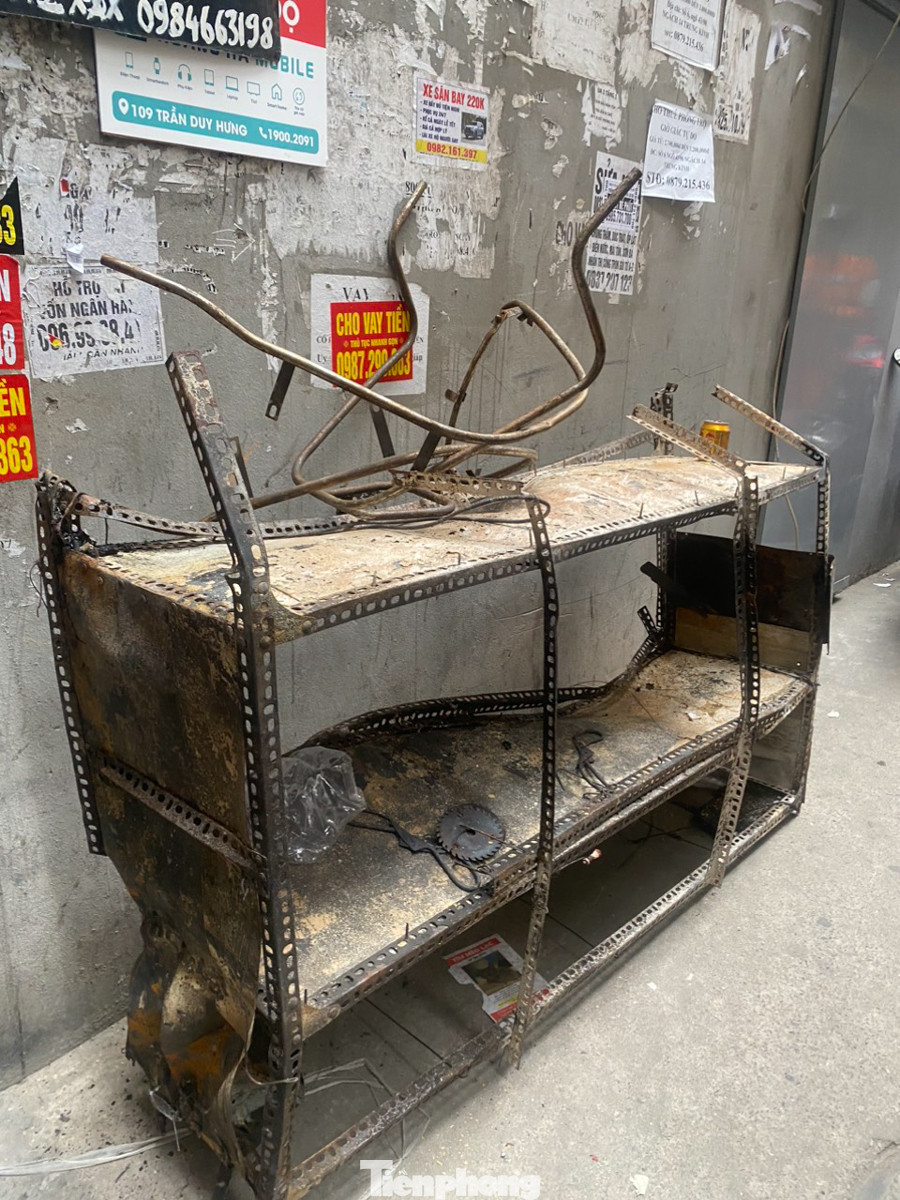 Nhiều đồ dùng bị thiêu rụi, kệ sắt biến dạng.