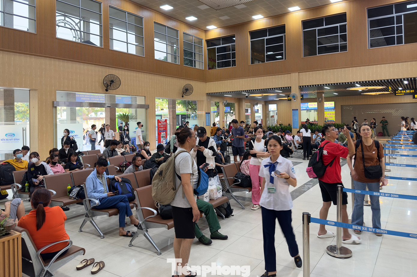 Tại bến xe Mỹ Đình, từ 15h, nhiều tuyến xe đi các tỉnh Quảng Ninh, Bắc Giang, Lào Cai... luôn trong tình trạng đông khách.