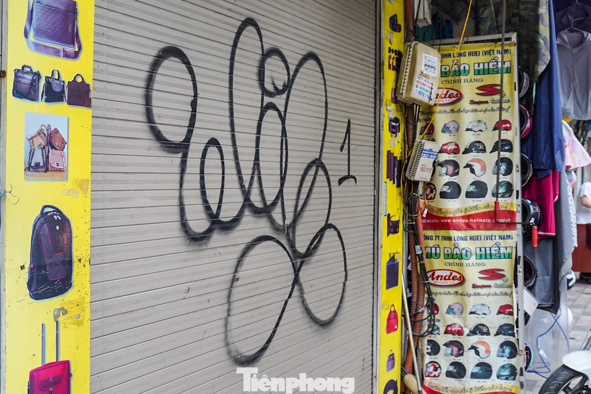 Hàng loạt các cửa cuốn tại đường Yên Phụ nhằng nhịt nét vẽ. Những hình vẽ không nội dung xuất hiện dày đặc làm mất đi vẻ đẹp văn minh của khu phố.