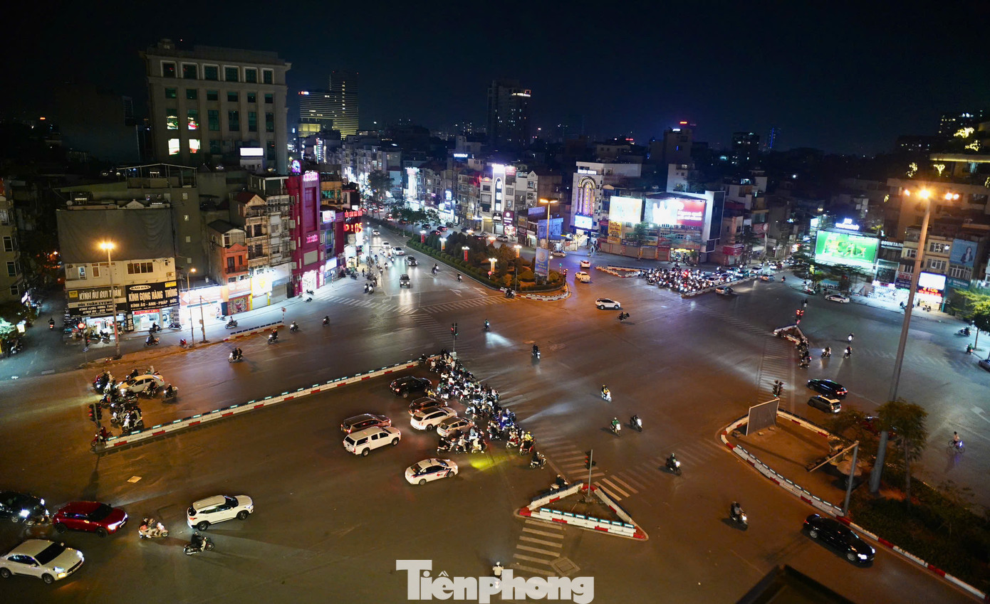 Ghi nhận PV Tiền Phong vào 2 buổi tối cuối tuần 11/1 và 12/1, tại các ngã tư, người dân đã có ý thức chấp hành tín hiệu đèn giao thông. (Hình ảnh tại nút giao thông Ô Chợ Dừa).