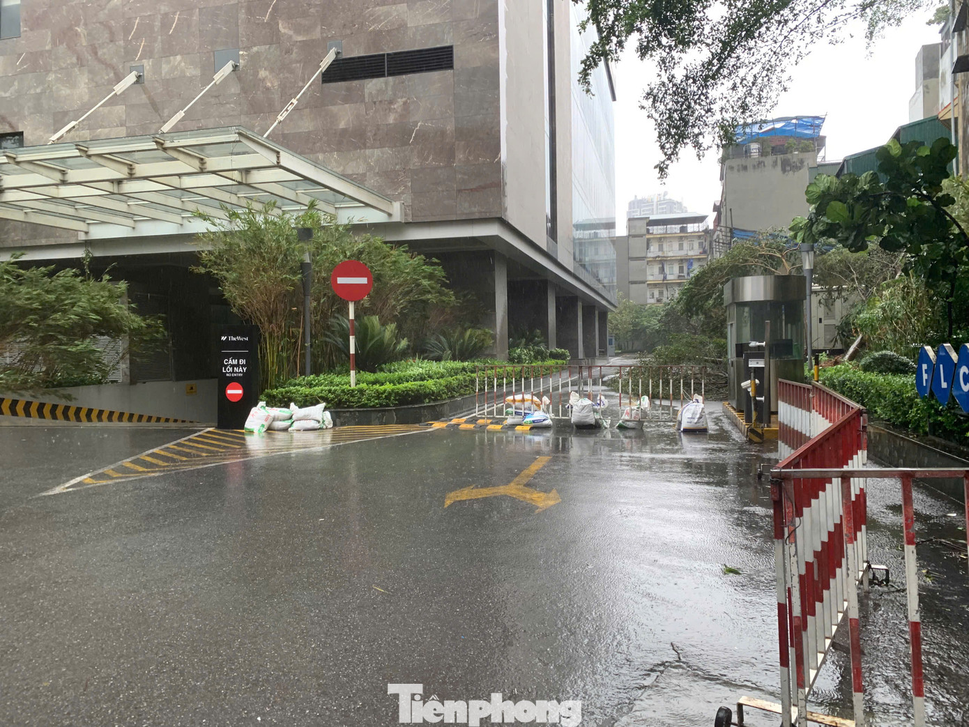 Từ đêm nay đến sáng mai (8/9), Trung tâm Dự báo Khí tượng Thuỷ văn Quốc gia tiếp tục giữ cảnh báo rủi ro thiên tai cấp 3 tại khu vực vịnh Bắc Bộ, vùng biển ven bờ và đất liền các tỉnh Quảng Ninh, Thanh Hoá, Thái Bình và Nam Định.