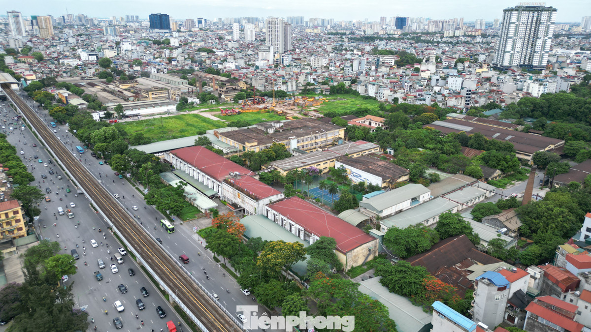 Theo UBND TP Hà Nội, tại quận Thanh Xuân, phường Thượng Đình có nhiều nhà máy lớn như Cao su Sao vàng, Thuốc lá Thăng Long, Xà phòng Hà Nội thuộc diện di dời. Tại phường Thanh Xuân Trung, ngoài nhiều trường đại học và hơn 2.500 doanh nghiệp kinh doanh, địa phương còn có nhà máy Bóng đèn phích nước Rạng Đông và giày Thượng Đình thuộc diện di dời. Sau khi di dời sẽ xây dựng các khu đô thị, dự kiến quy mô dân số 48.000 người, đạt 320% so với tiêu chuẩn.