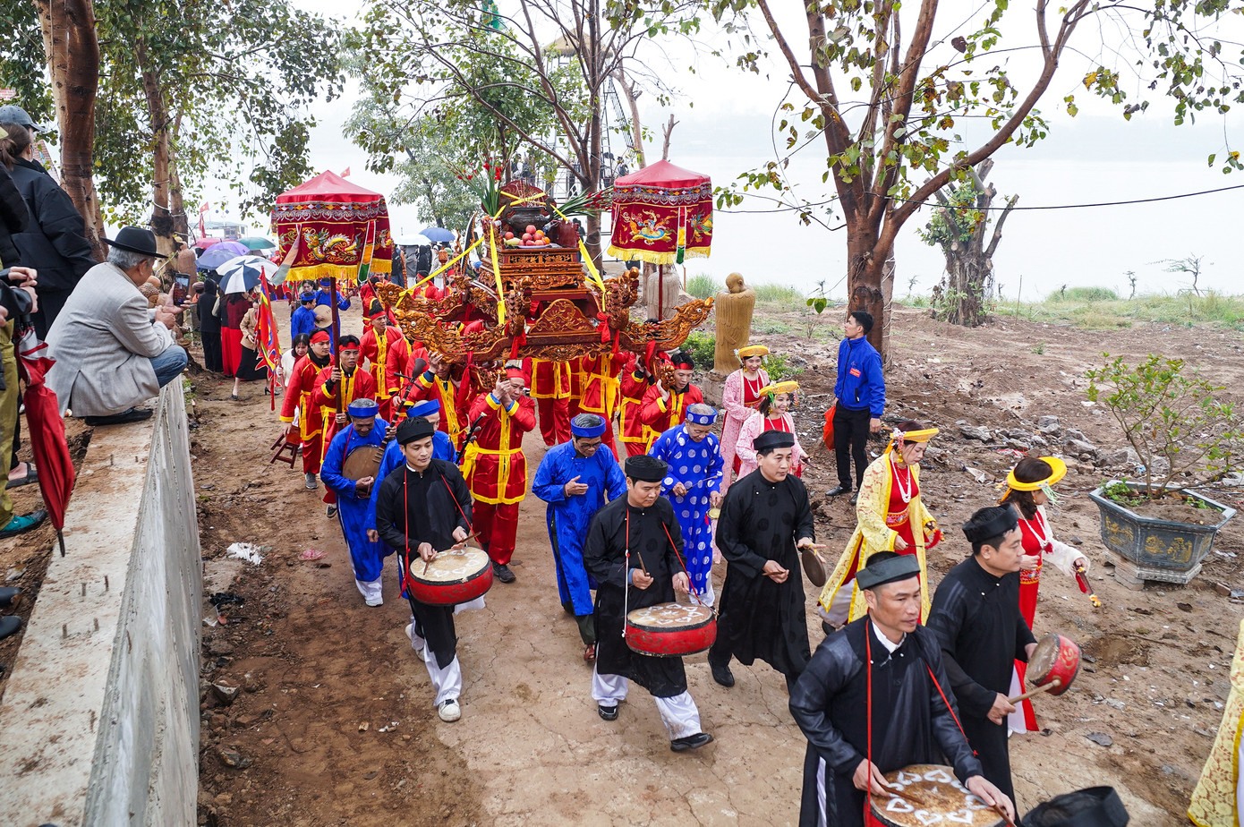 Từ 8 giờ sáng, đoàn rước bắt đầu diễu hành quanh làng. Đoàn rước nước gồm có cờ, biểu ngữ đi trước, tiếp theo là chiêng trống, đội bát âm, kiệu thánh cùng với đoàn tế và dân làng.