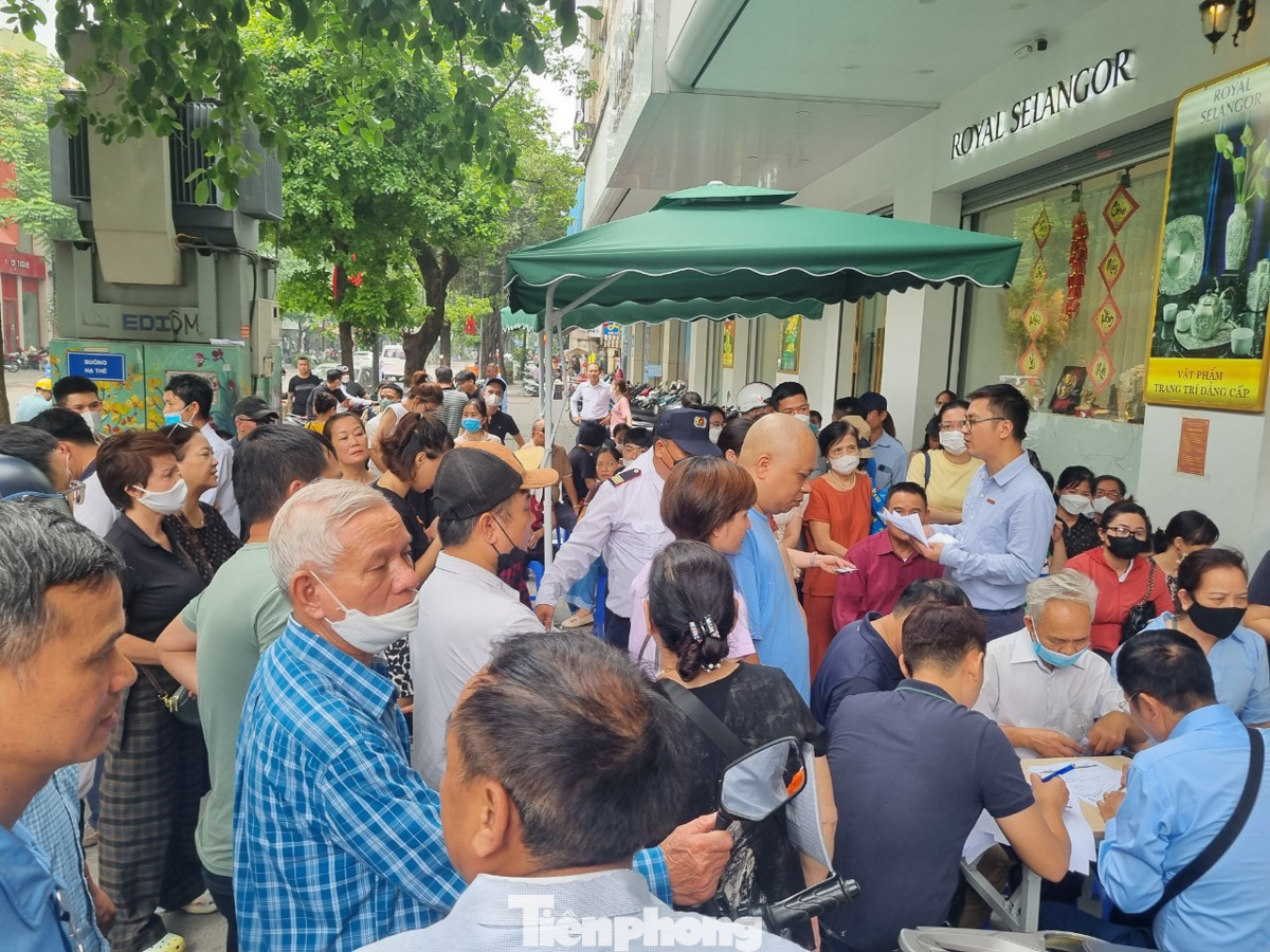 Mọi người xếp hàng trật tự theo hướng dẫn của nhân viên ngân hàng, không xảy ra cảnh chen lấn, xô đẩy. Mọi người xếp hàng trật tự theo hướng dẫn của nhân viên ngân hàng, không xảy ra cảnh chen lấn, xô đẩy.