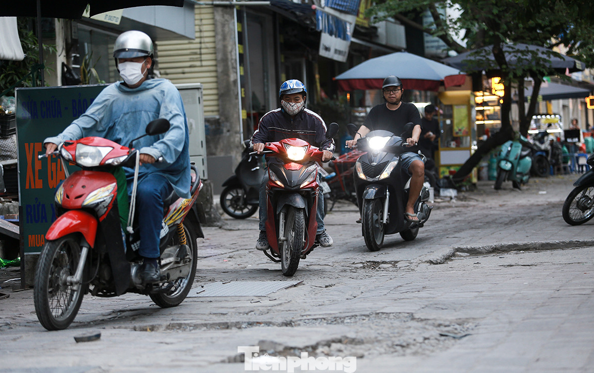 Vỉa hè đường Khuất Duy Tiến (quận Thanh Xuân) cũng trong cảnh xuống cấp nghiêm trọng, nhiều đoạn gạch đá vỉa hè nát tươm.