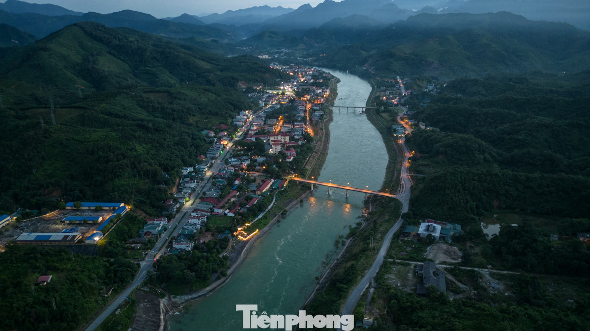 Dọc theo sông Gâm - khu vực gần Nhà máy thủy điện là thị trấn Na Hang nhộn nhịp với các hoạt động kinh tế, dịch vụ, là điểm đến thu hút khách du lịch bởi cảnh quan đẹp và không khí trong lành.