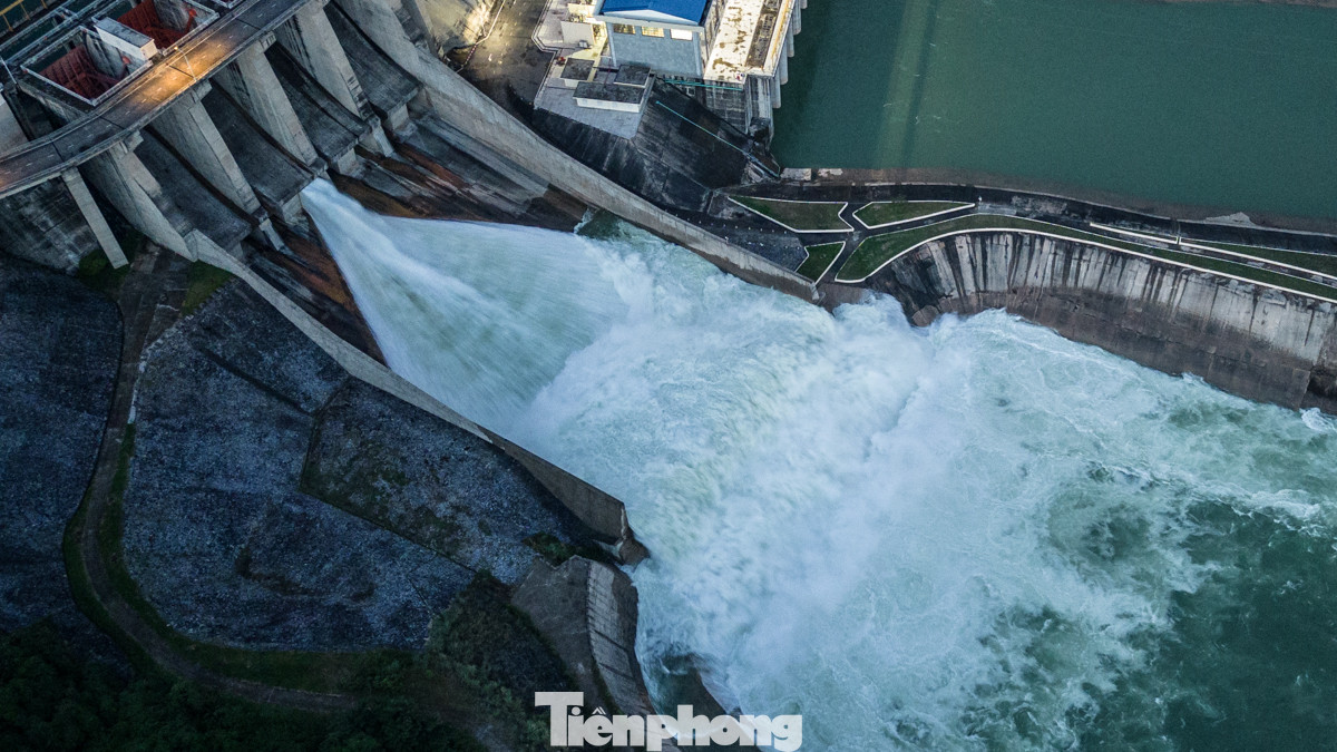 Dòng nước cuồn cuộn tạo nên những bọt nước trắng xóa.