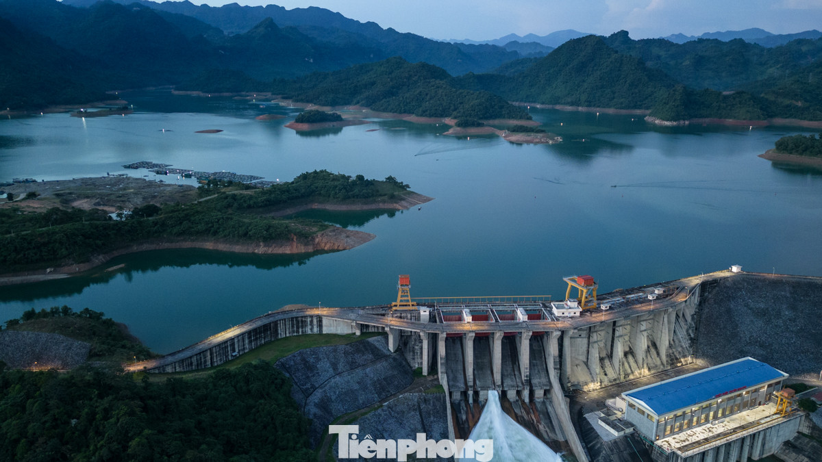 Nhà máy thủy điện Tuyên Quang (tọa lạc tại thị trấn Na Hang, huyện Na Hang, tỉnh Tuyên Quang) chính thức đi vào hoạt động từ năm 2008. Công trình đóng vai trò quan trọng trong việc cung cấp điện năng cho khu vực và đóng góp vào hệ thống điện quốc gia.