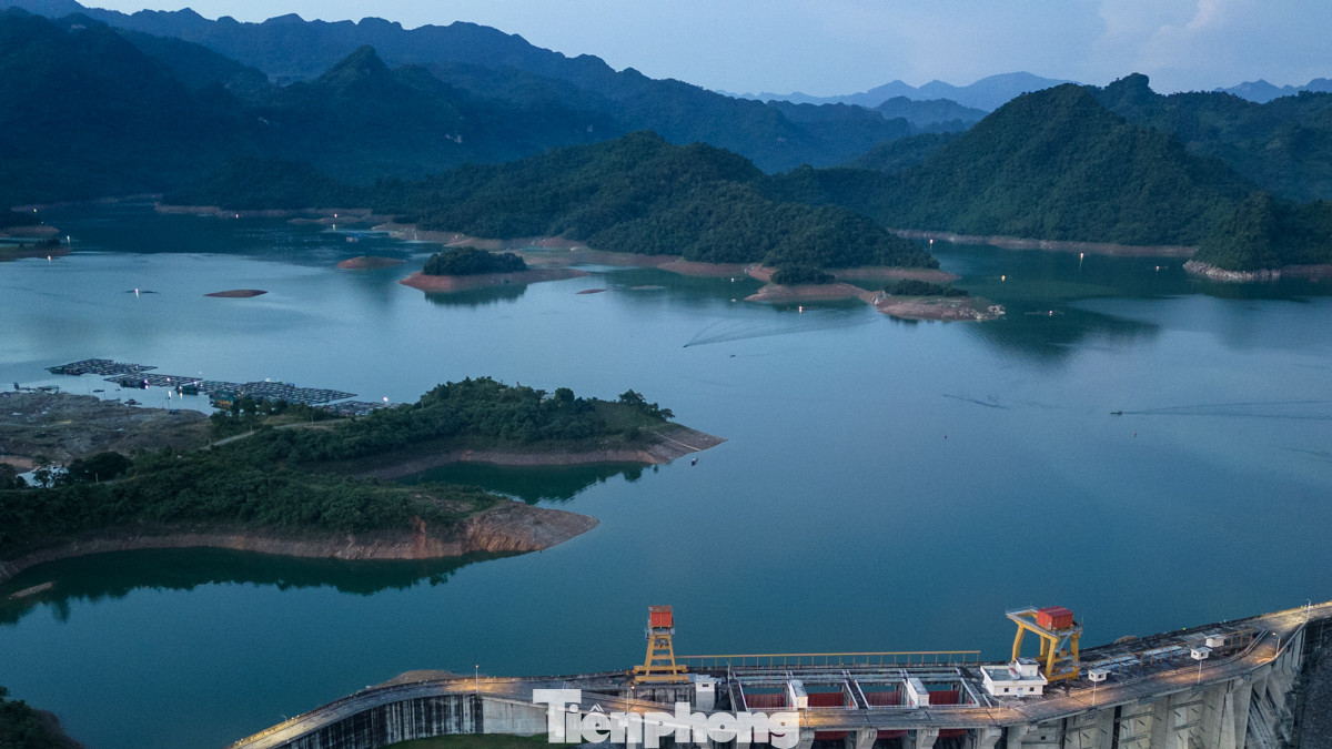 Bao quanh nhà máy thủy điện Tuyên Quang là mặt hồ xanh biếc, bao quanh là núi non hùng vĩ.