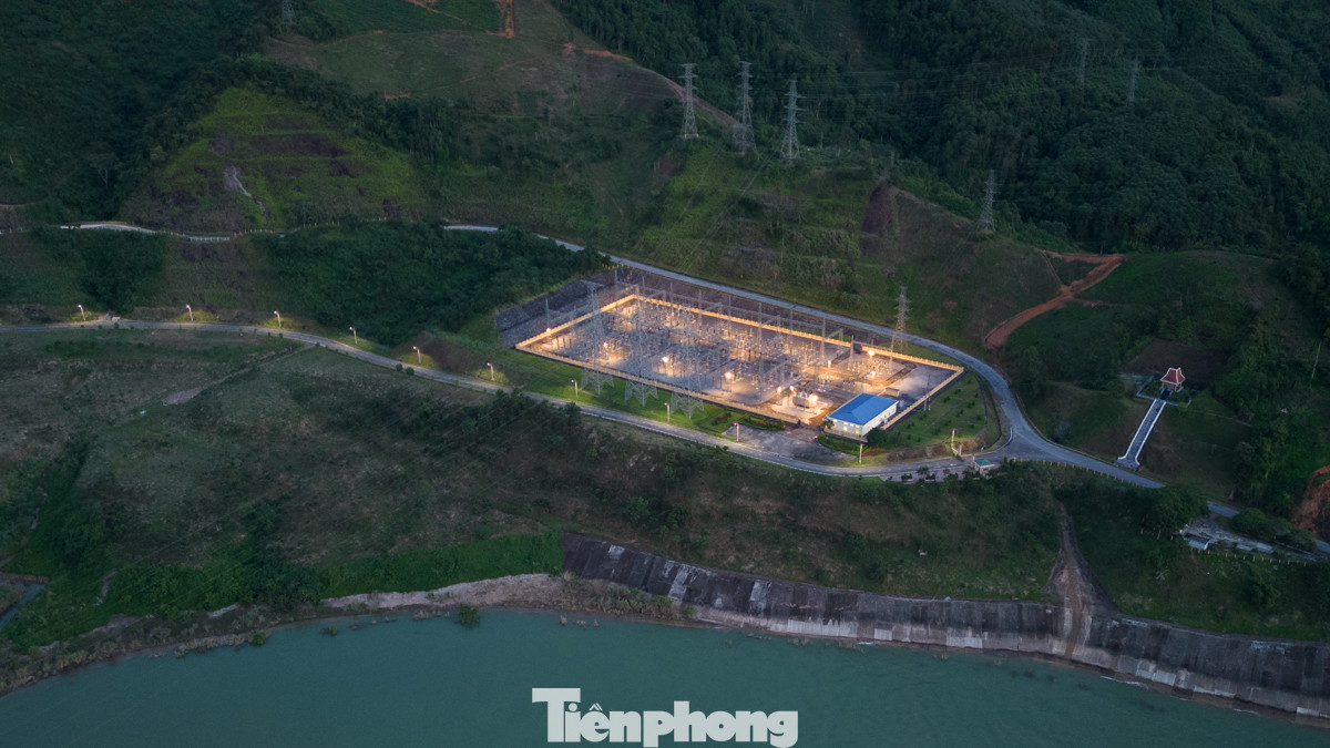 Hệ thống trạm biến áp 220kV của Nhà máy thủy điện Tuyên Quang là một phần quan trọng trong việc truyền tải điện năng lên lưới điện quốc gia. Trạm biến áp này đảm bảo chuyển đổi điện áp từ mức điện áp phát của nhà máy lên mức điện áp cao hơn, phù hợp cho việc truyền tải đi xa và cung cấp điện ổn định cho hệ thống điện.