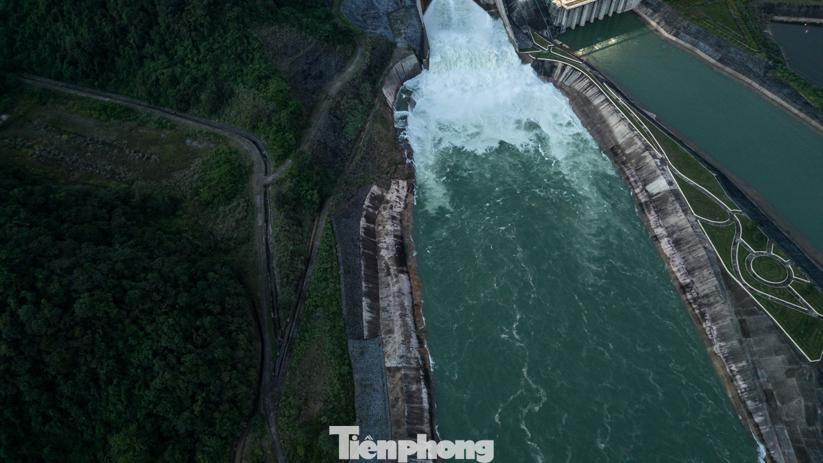 Cảnh tượng dòng nước cuồn cuộn đổ xuống thể hiện sức mạnh thiên nhiên đáng kinh ngạc.