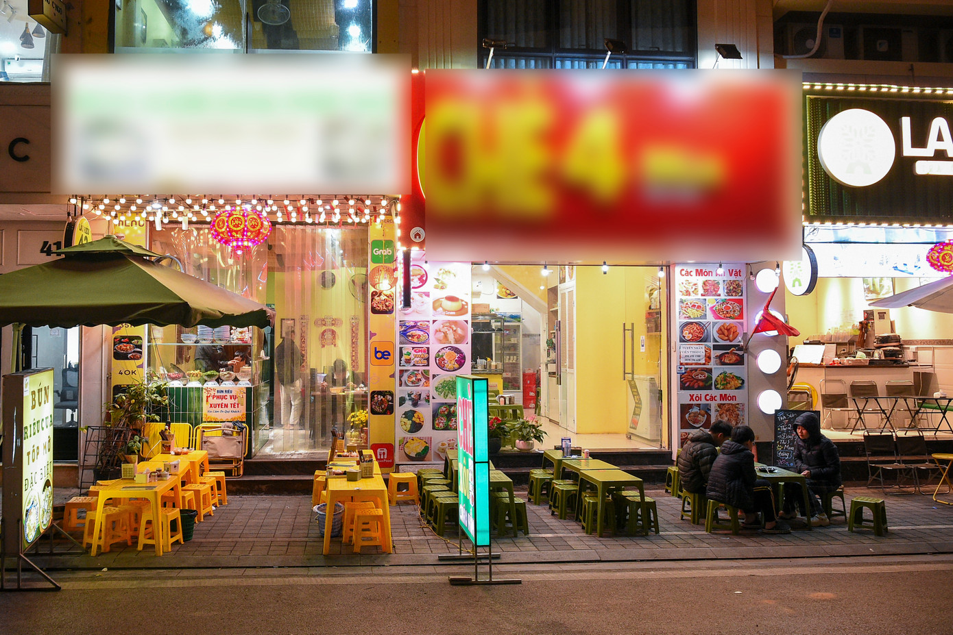 Phố đi bộ được kỳ vọng phục vụ nhu cầu ăn uống với đa dạng món ăn, kết hợp trải nghiệm ẩm thực và hoạt động văn hóa, nghệ thuật. Tuy nhiên, đầu và cuối phố chủ yếu là những quán nhỏ, vắng khách, không khí trầm lắng. Phố đi bộ được kỳ vọng phục vụ nhu cầu ăn uống với đa dạng món ăn, kết hợp trải nghiệm ẩm thực và hoạt động văn hóa, nghệ thuật. Tuy nhiên, đầu và cuối phố chủ yếu là những quán nhỏ, vắng khách, không khí trầm lắng.