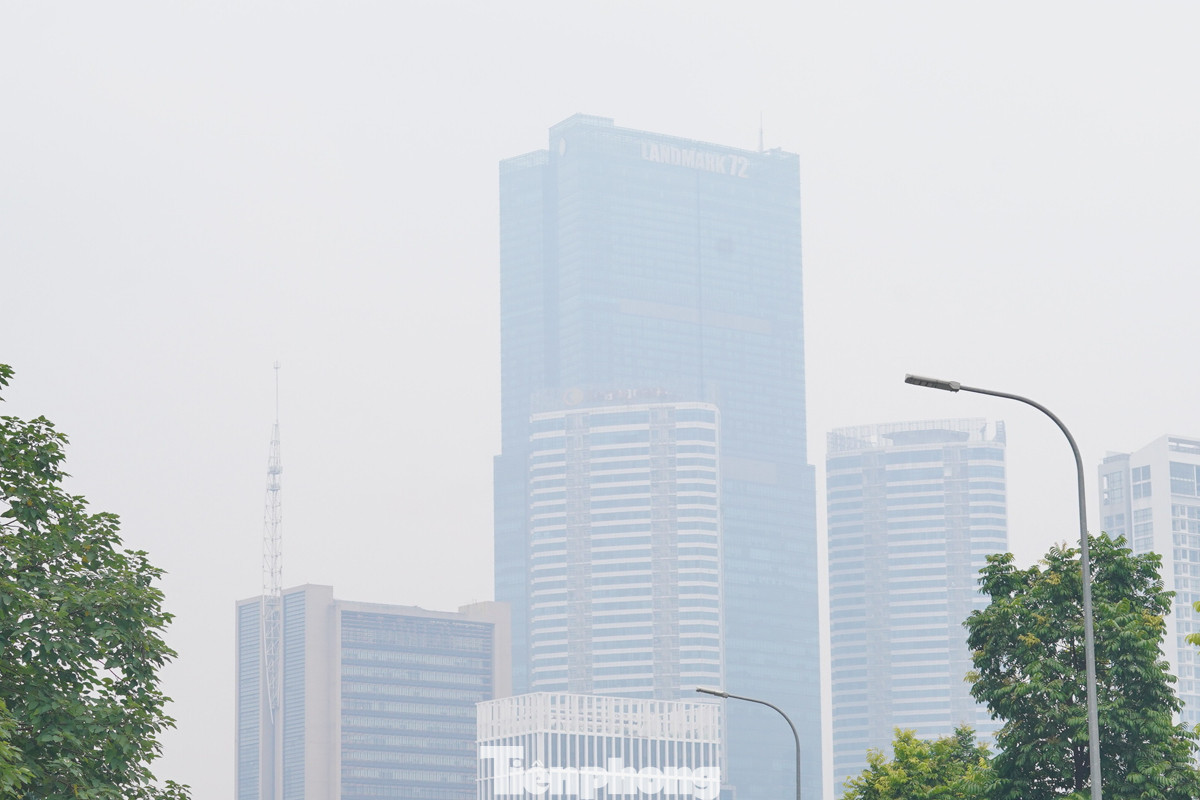 Toà nhà Landmark72 gần như ẩn vào làn sương mù.