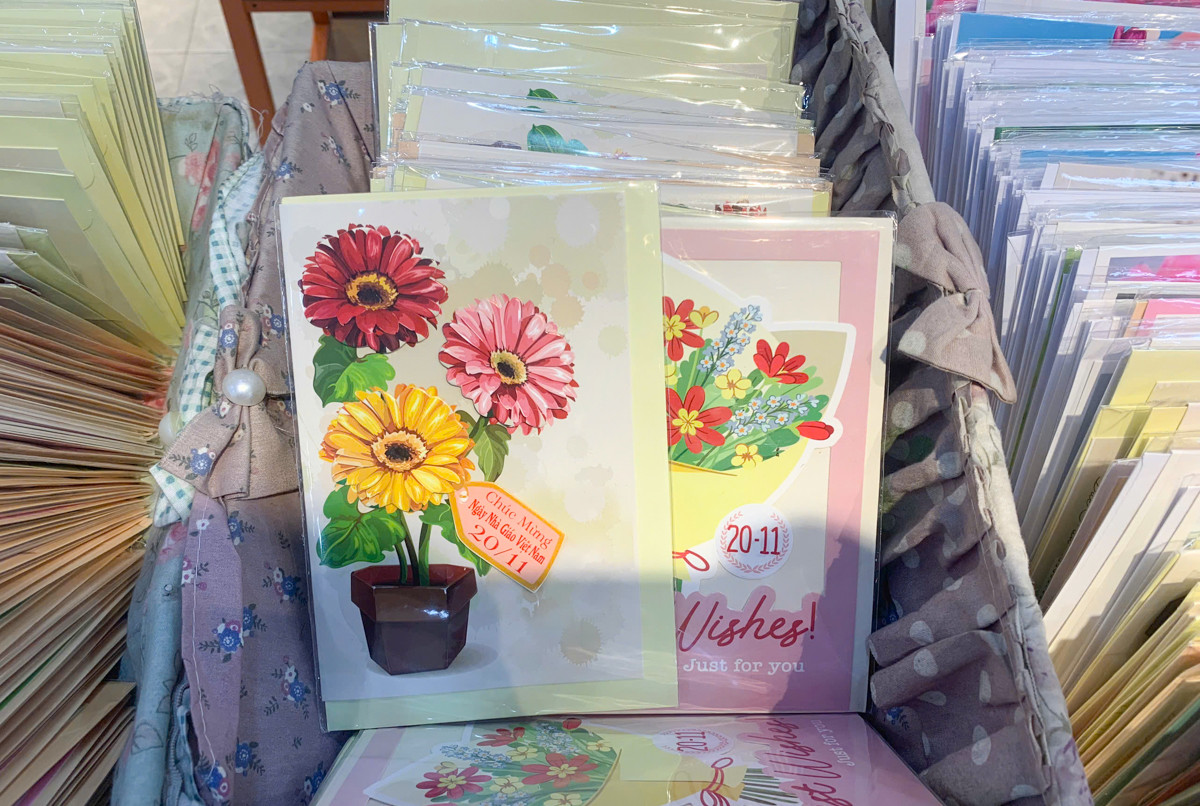 Nhiều mẫu thiệp đa dạng được bày bán để học sinh có thể viết lời tri ân gửi đến giáo viên.