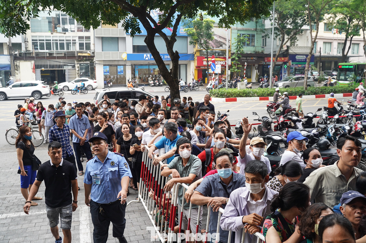 Lượng người dân đến xếp hàng đông nhưng nhiều người vẫn kiên nhẫn chờ để mua được vàng. Lực lượng bảo vệ liên tục yêu cầu người dân giữ trật tự, xếp hàng trên vỉa hè để tránh ảnh hưởng đến giao thông. Lượng người dân đến xếp hàng đông nhưng nhiều người vẫn kiên nhẫn chờ để mua được vàng. Lực lượng bảo vệ liên tục yêu cầu người dân giữ trật tự, xếp hàng trên vỉa hè để tránh ảnh hưởng đến giao thông.