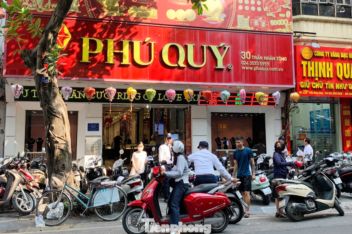 Cửa hàng vàng Phú Quý cũng gặp tình cảnh quá tải do số lượng người đến mua vàng đông. Cửa hàng vàng Phú Quý cũng gặp tình cảnh quá tải do số lượng người đến mua vàng đông.