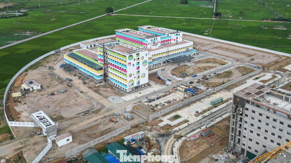 Bệnh viện chuyên khoa Nhi với quy mô 300 giường bệnh nội trú hoàn chỉnh về cơ sở hạ tầng và đầu tư trang thiết bị y tế hiện đại, đồng bộ.