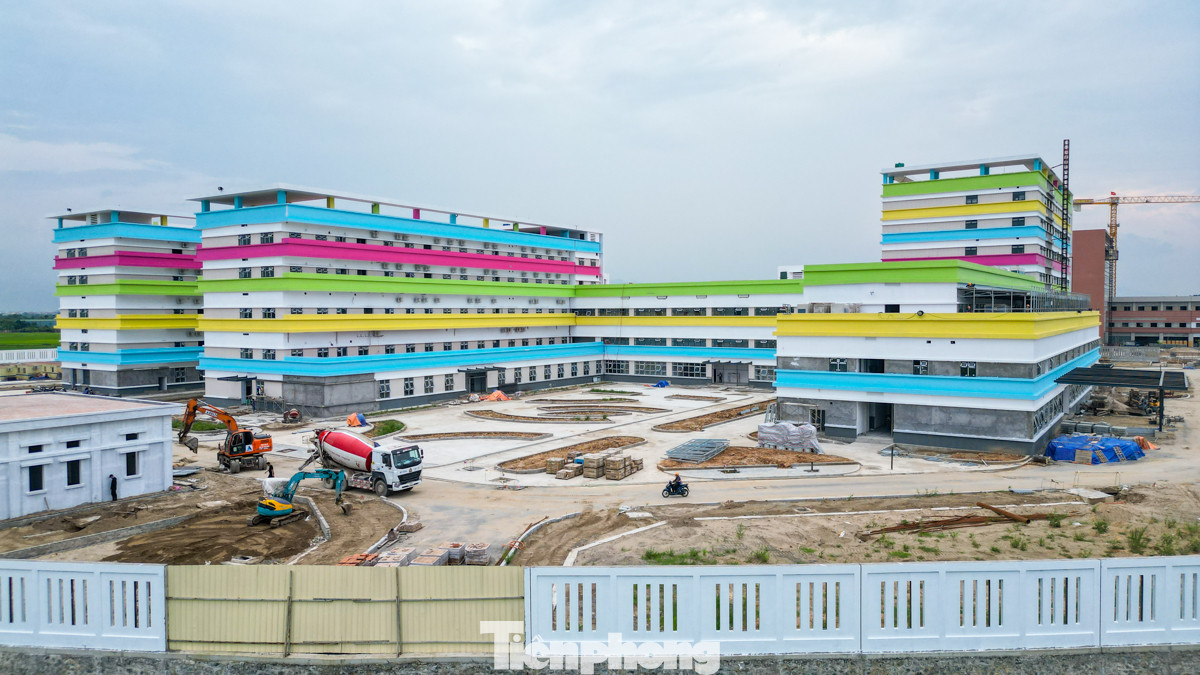 Nằm cạnh dự án Bệnh viện Phụ sản Trung ương cơ sở 2 là dự án Bệnh viện Nhi Trung ương cơ sở 2 với tổng vốn đầu tư hơn 882 tỷ đồng, được cất nóc từ tháng 9/2023.