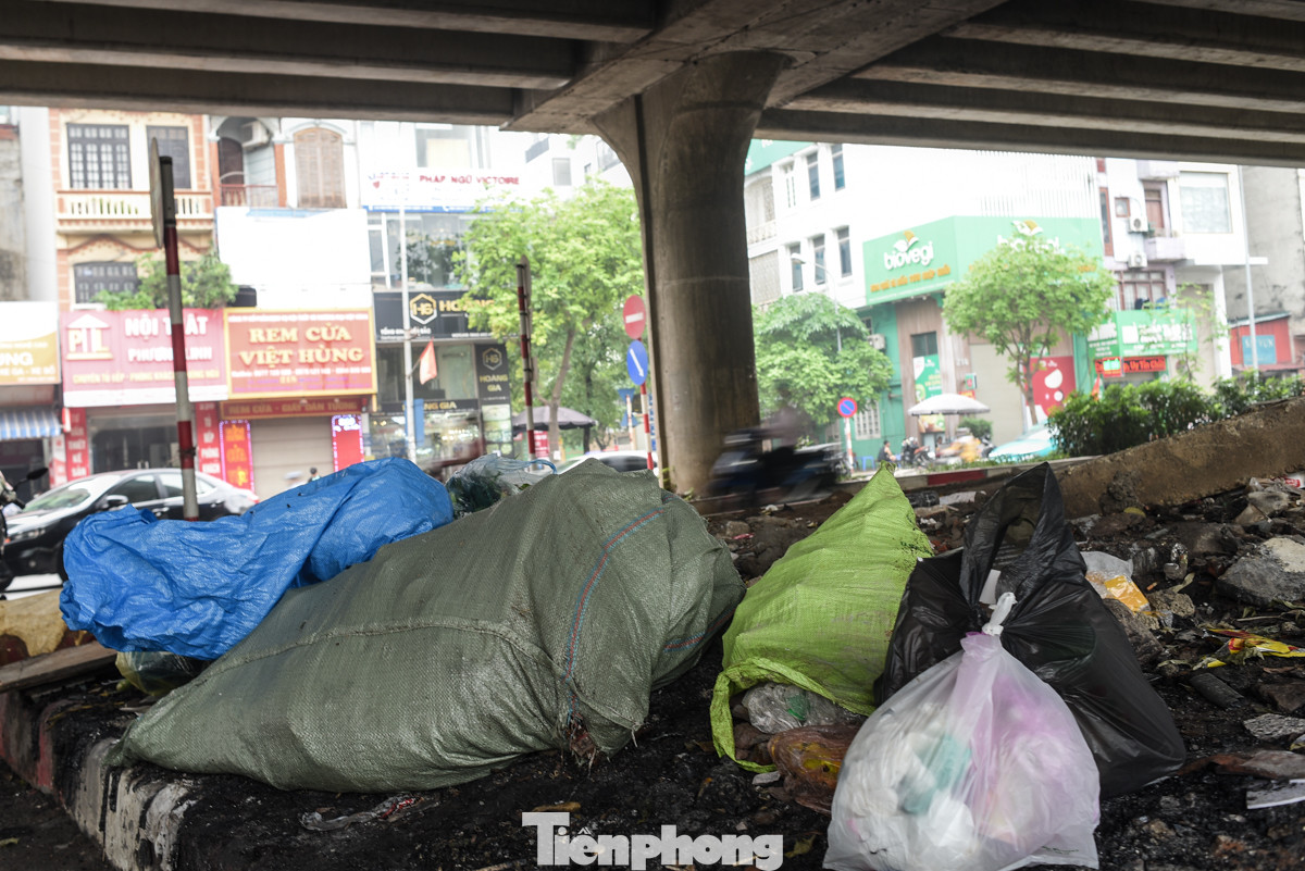 Đống rác tự phát tại dưới gầm đường vành đai 3 trên cao (đoạn gần ngã tư Khuất Duy Tiến - Nguyễn Trãi).