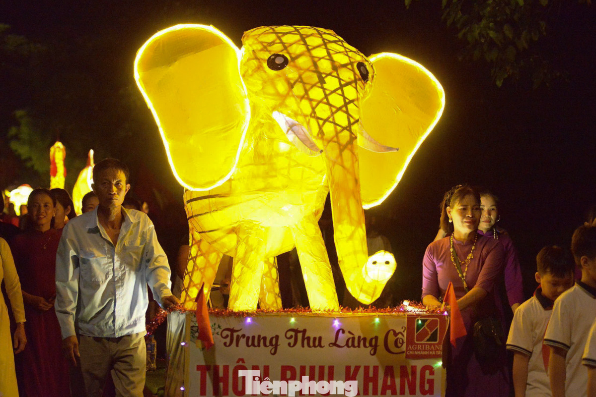 Đội thôn Phụ Khang mang tới hội thi mô hình đèn lồng voi con, biểu tượng của sức mạnh và sự thịnh vượng, gửi gắm lời chúc an lành đến người dân.