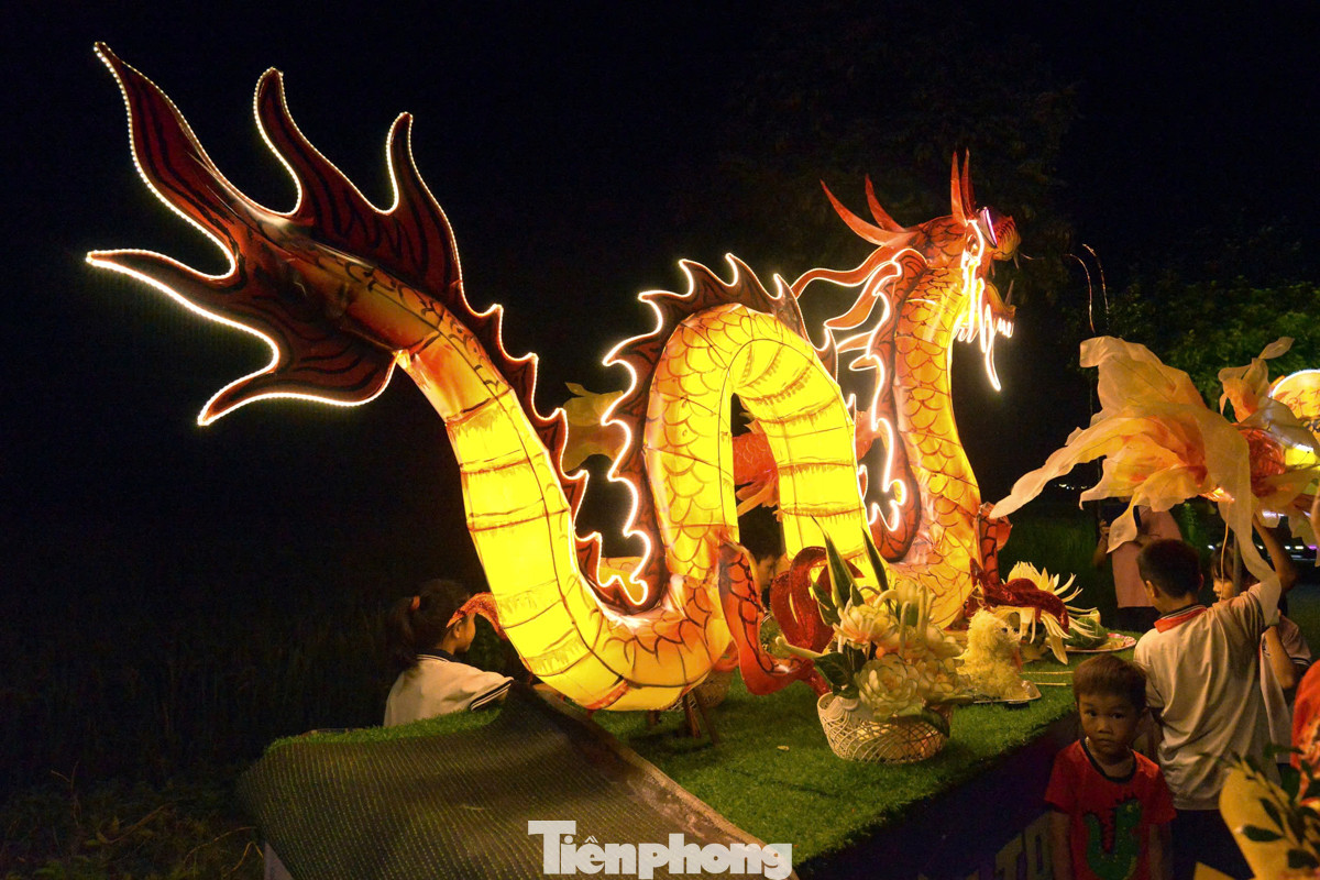 Năm 2024 là năm Giáp Thìn với biểu tượng của con rồng. Đội thôn Đông Sàng đã chọn hình tượng con rồng để làm mô hình đèn lồng mang tới hội thi...