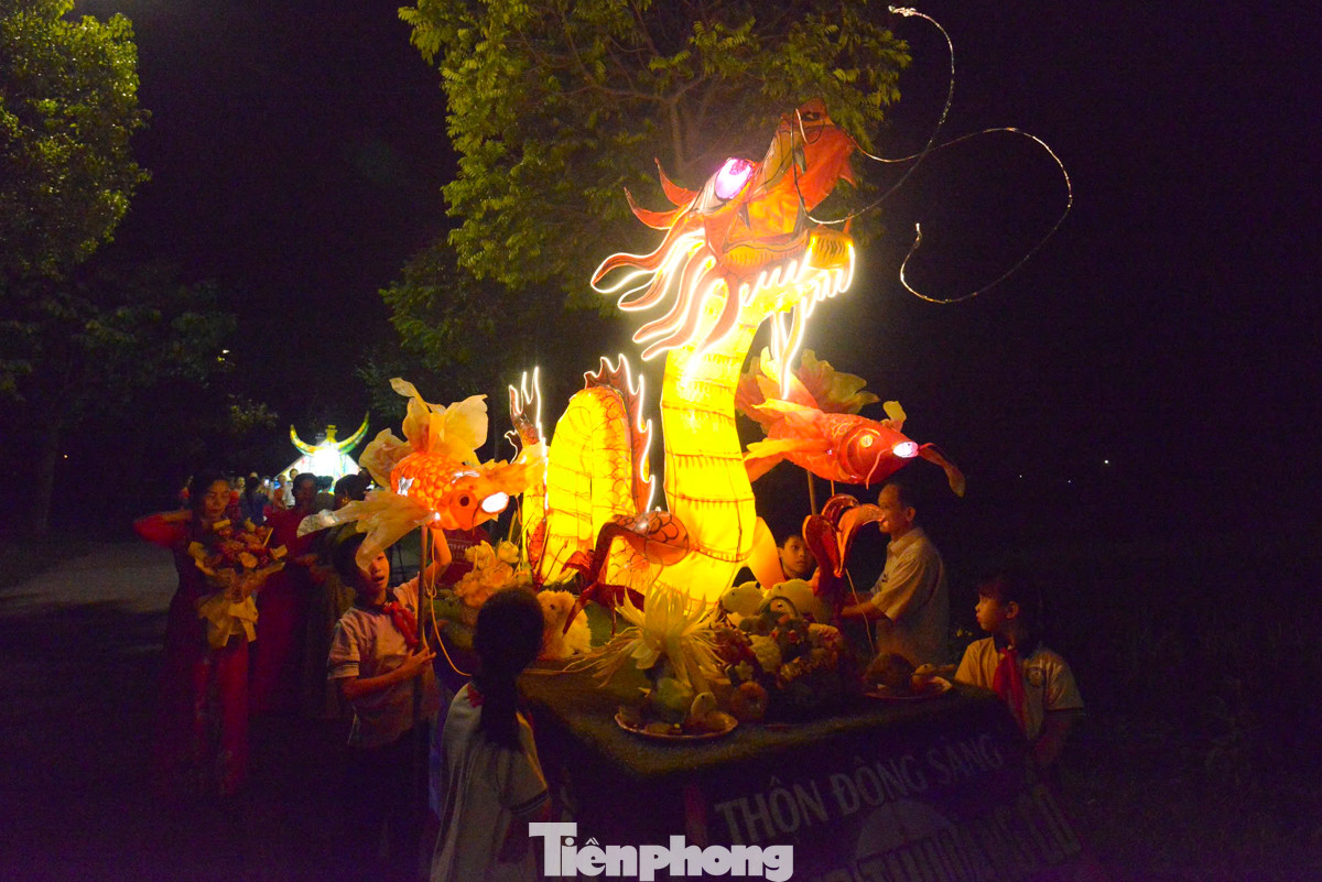 Năm 2024 là năm Giáp Thìn với biểu tượng của con rồng. Đội thôn Đông Sàng đã chọn hình tượng con rồng để làm mô hình đèn lồng mang tới hội thi...